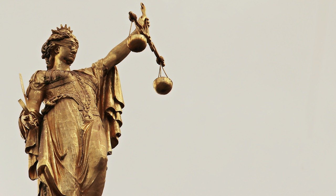 Statue représentant la justice avec un bandeau sur les yeux et tenant une balance